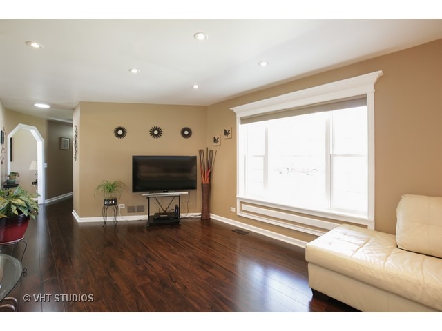 2367 Gale Ln, Elgin, IL 60123 photo 4