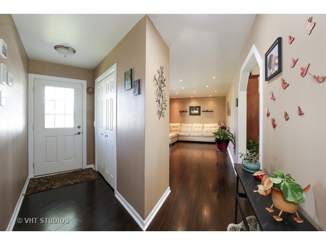 2367 Gale Ln, Elgin, IL 60123 photo 2