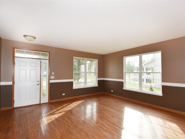 719 Christopher St, Plano, IL 60545 photo 2