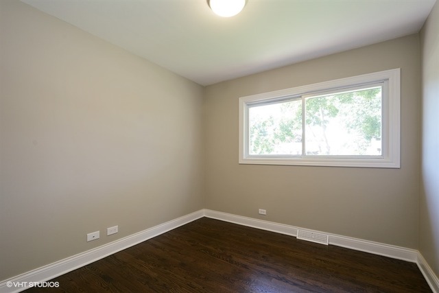 563 Radcliffe Ave, Des Plaines, IL 60016 photo 8