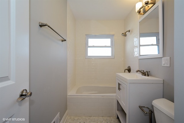 563 Radcliffe Ave, Des Plaines, IL 60016 photo 9