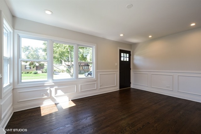 563 Radcliffe Ave, Des Plaines, IL 60016 photo 2