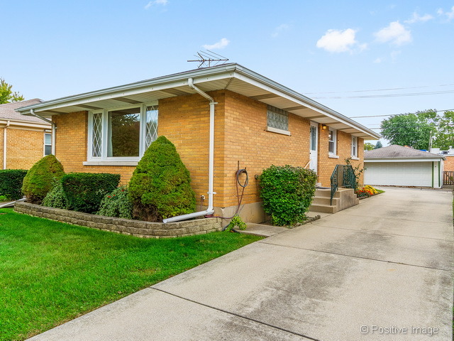 9033 Roach Ave, Brookfield, IL 60513 photo 2