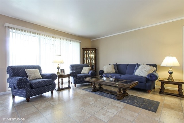 560 Western St, Hoffman Estates, IL 60169 photo 2