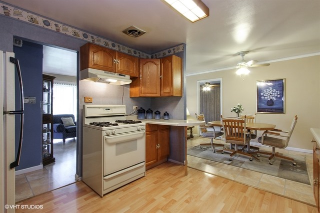 560 Western St, Hoffman Estates, IL 60169 photo 4