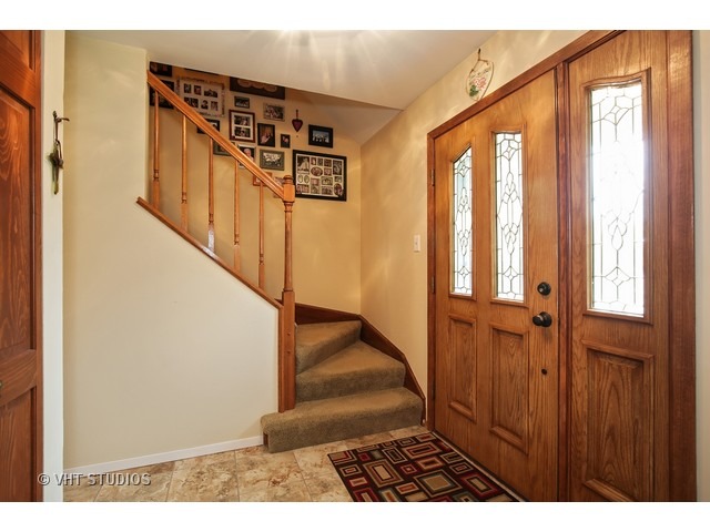 695 Fox Run Ln, Algonquin, IL 60102 photo 2