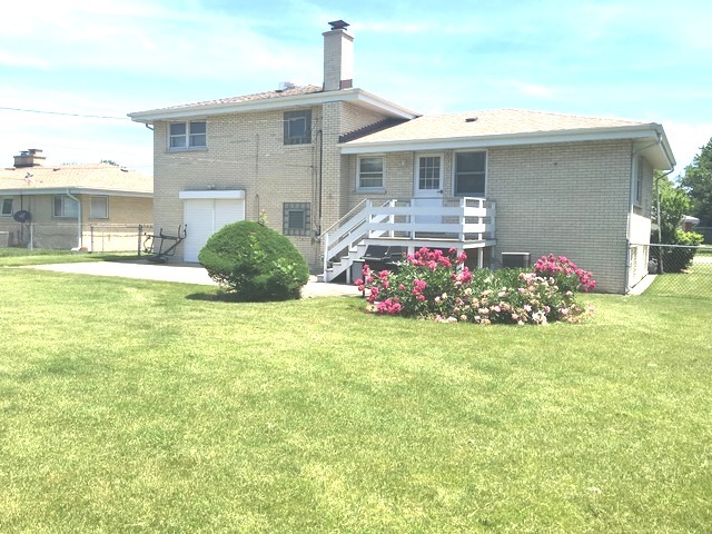 9328 Clancy Dr, Des Plaines, IL 60016 photo 13