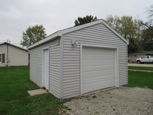 190 E 1st St, Braidwood, IL 60408 photo 2