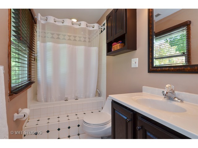 1043 Gladish Ln, Glenview, IL 60025 photo 14