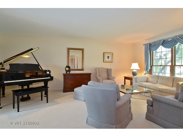 4341 Phyllis Dr, Northbrook, IL 60062 photo 3