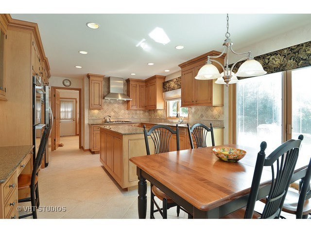 4341 Phyllis Dr, Northbrook, IL 60062 photo 4