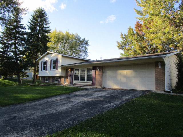 1067 Yorkshire Dr, Hanover Park, IL 60133 photo 2