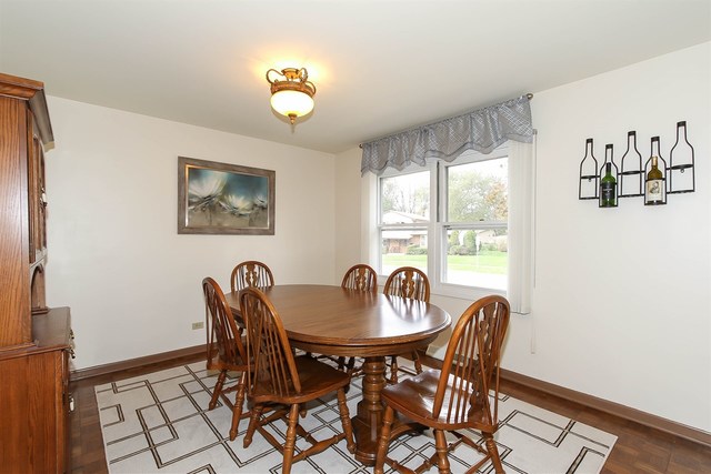735 Dixon Ct, Hoffman Estates, IL 60192 photo 6