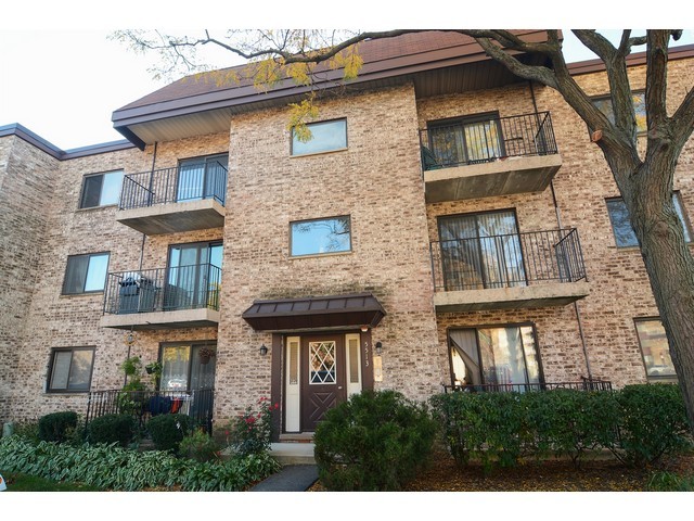 5513 Chateau Dr #4, Rolling Meadows, IL 60008 photo 1