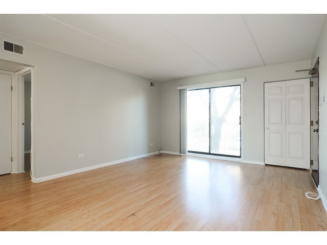5513 Chateau Dr #4, Rolling Meadows, IL 60008 photo 2