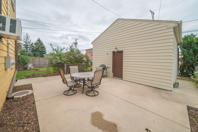 5249 W Wolfram St, Chicago, IL 60641 photo 4