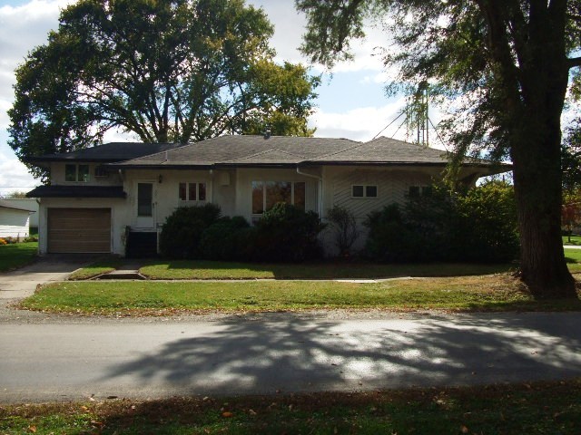 301 E Maple St, Chatsworth, IL 60921 photo 1