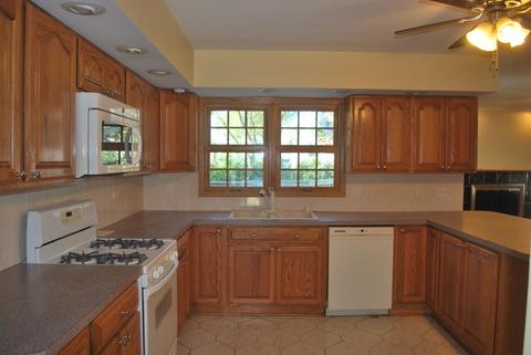 2046 Parkview Cir E, Hoffman Estates, IL 60169 photo 5
