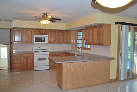 2046 Parkview Cir E, Hoffman Estates, IL 60169 photo 4