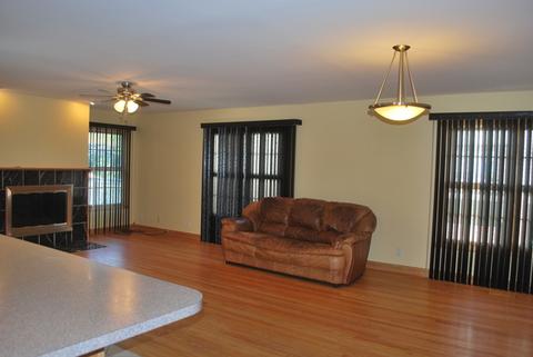 2046 Parkview Cir E, Hoffman Estates, IL 60169 photo 3