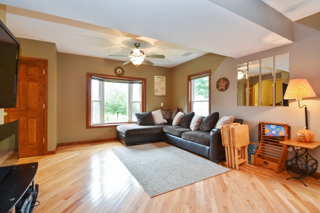230 W 3rd Ave, Clifton, IL 60927 photo 2