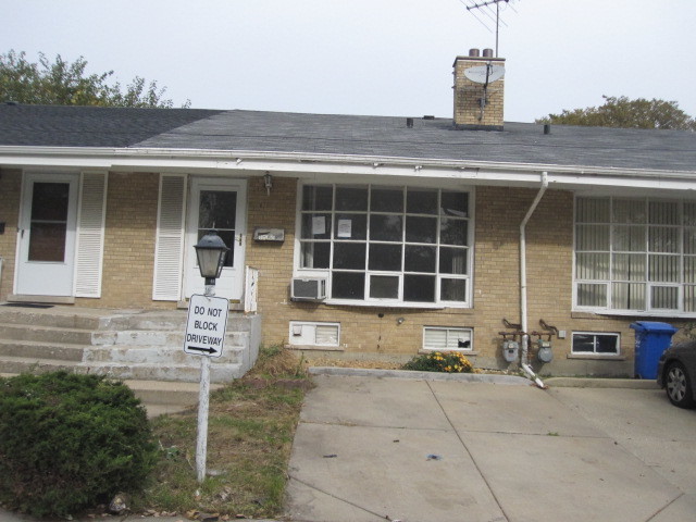 8901 Robin Dr #B, Des Plaines, IL 60016 photo 2