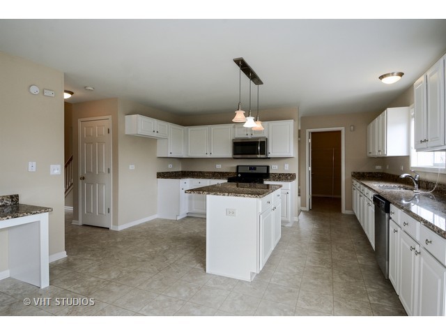 2432 Mckenzie Ct, Aurora, IL 60503 photo 4