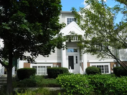 12 Cherbourg Ct, Wheeling, IL 60090 photo 1