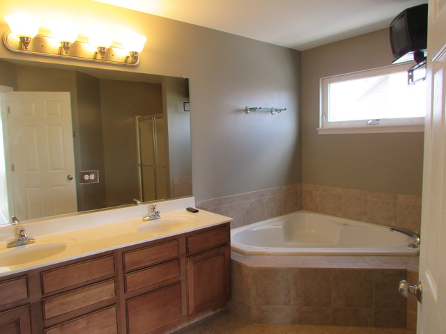 2124 Fieldcrest Dr, Bartlett, IL 60103 photo 9