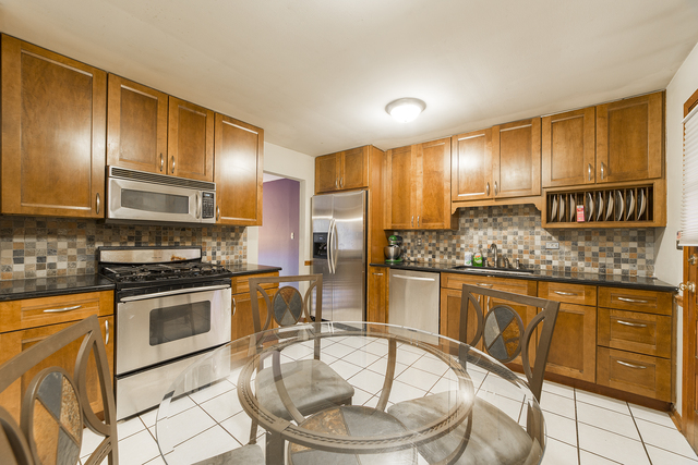 1250 W Meyer Dr, Addison, IL 60101 photo 2
