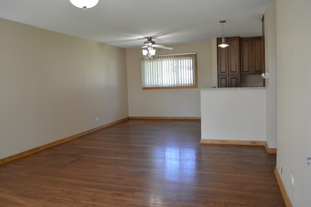 230 Flagstaff Ln, Hoffman Estates, IL 60169 photo 3