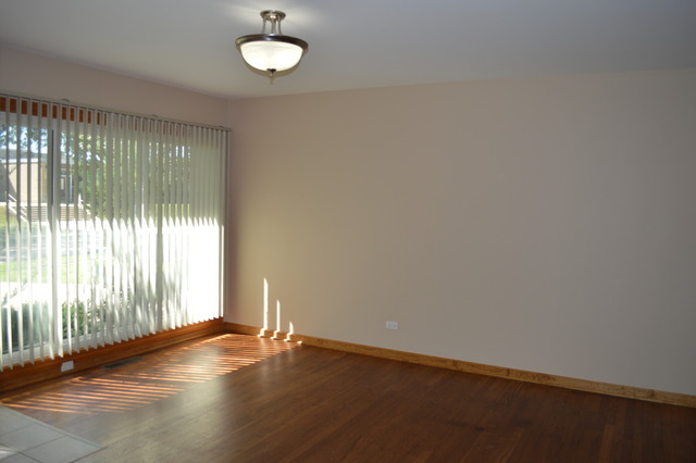 230 Flagstaff Ln, Hoffman Estates, IL 60169 photo 2