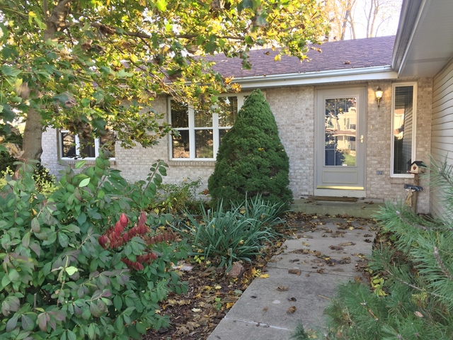 940 Thickett Trl, Roscoe, IL 61073 photo 2