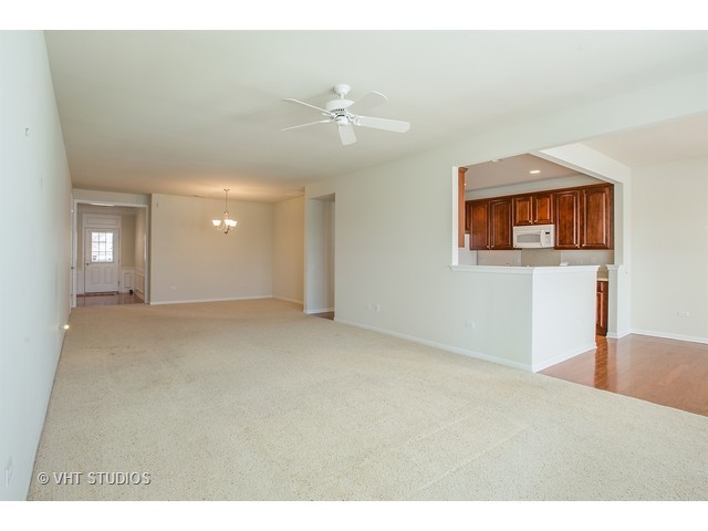 2857 Edgewater Dr, Elgin, IL 60124 photo 2