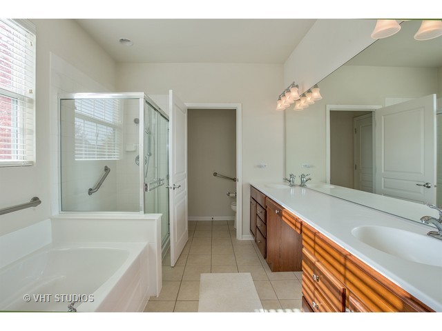 2857 Edgewater Dr, Elgin, IL 60124 photo 6