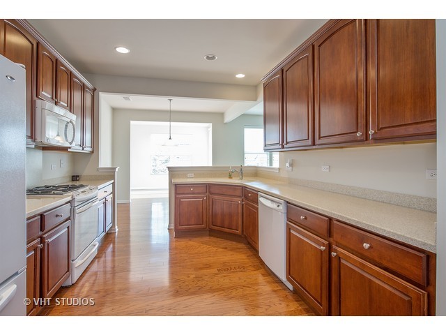 2857 Edgewater Dr, Elgin, IL 60124 photo 3