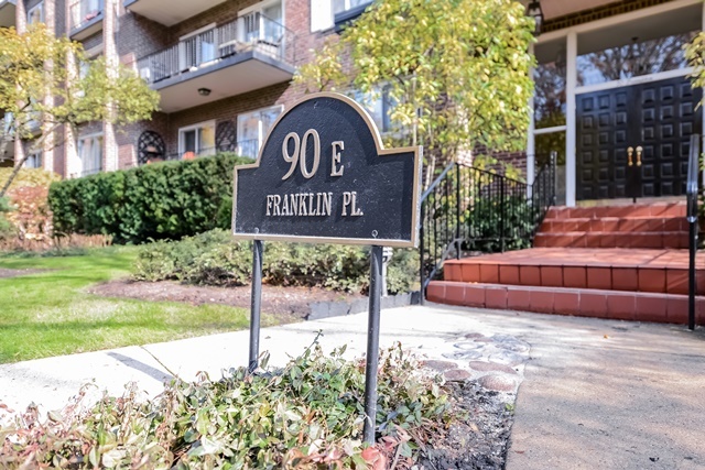 90 Franklin Pl #212, Lake Forest, IL 60045 photo 2