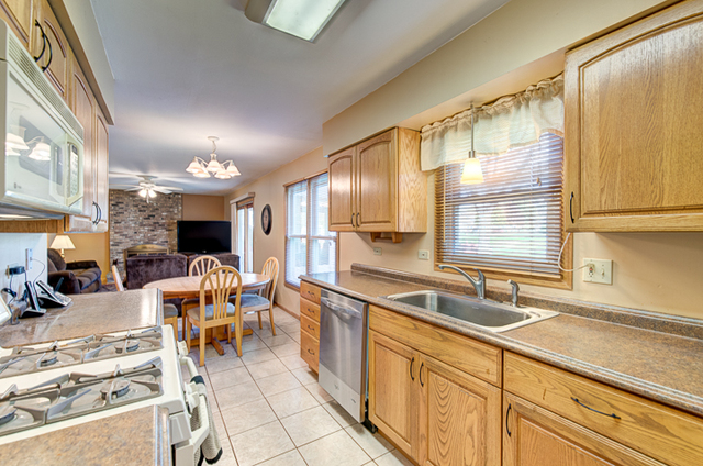 2303 Albright Ln, Wheaton, IL 60189 photo 6