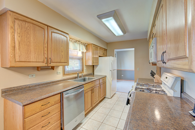 2303 Albright Ln, Wheaton, IL 60189 photo 7