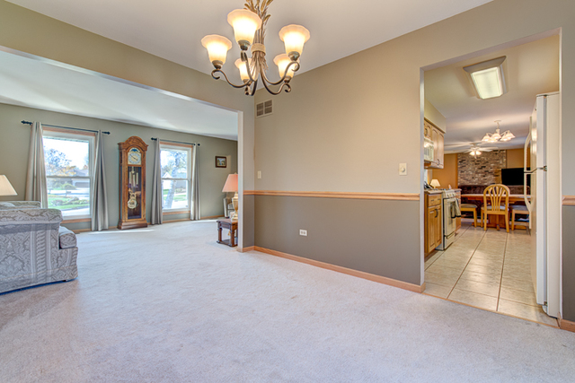 2303 Albright Ln, Wheaton, IL 60189 photo 5