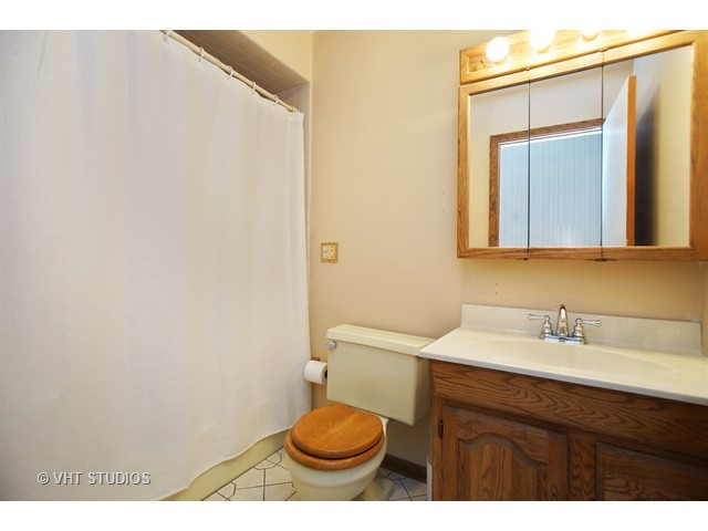2447 Eisenhower Dr, Des Plaines, IL 60018 photo 9