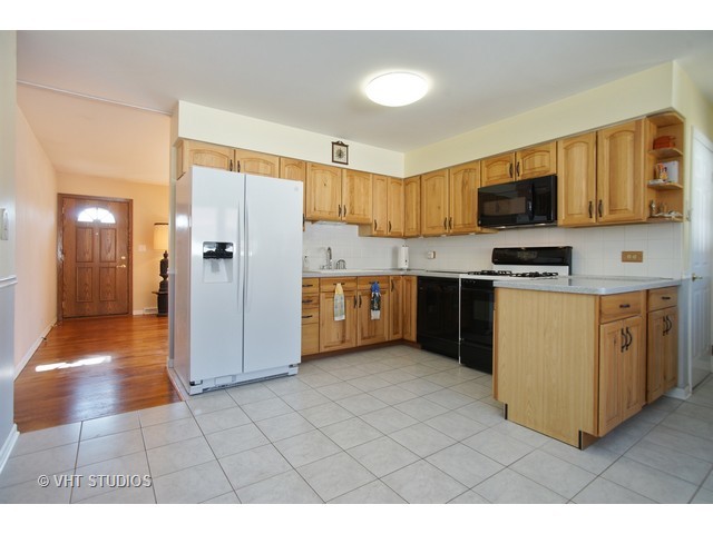 2447 Eisenhower Dr, Des Plaines, IL 60018 photo 3