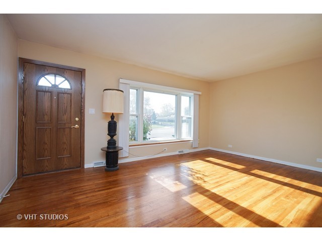 2447 Eisenhower Dr, Des Plaines, IL 60018 photo 2