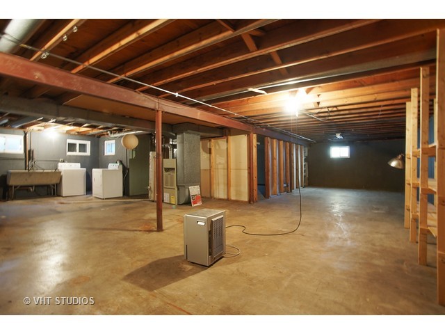 2447 Eisenhower Dr, Des Plaines, IL 60018 photo 4
