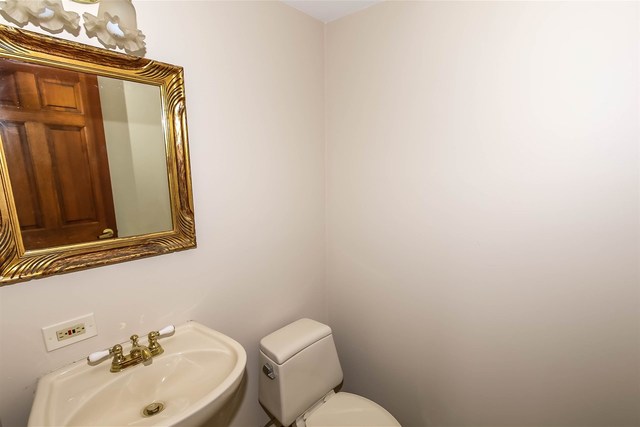 221 Wilcox Dr, Bartlett, IL 60103 photo 9