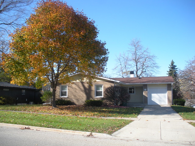 919 Royal Dr, Mchenry, IL 60050 photo 1