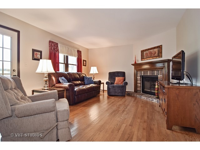 4351 Lombardy Ln, Hoffman Estates, IL 60192 photo 9