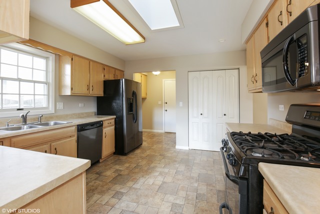 731 Canyon Ln, Elgin, IL 60123 photo 4