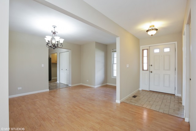 731 Canyon Ln, Elgin, IL 60123 photo 2