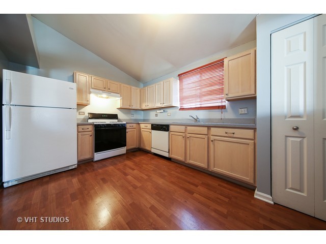 1065 Symphony Dr, Aurora, IL 60504 photo 3